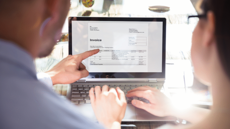 2 osoby patrzące się na fakturę w laptopie