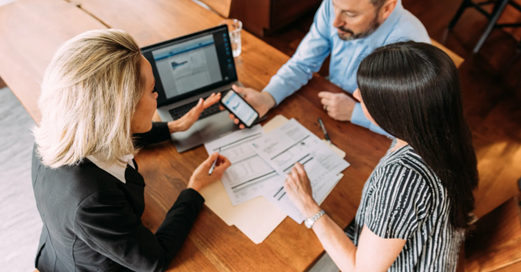 Zespół doradców pracujących razem